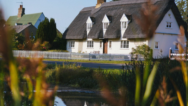 Image of countryside UK property as an example for a chain-break bridge loan